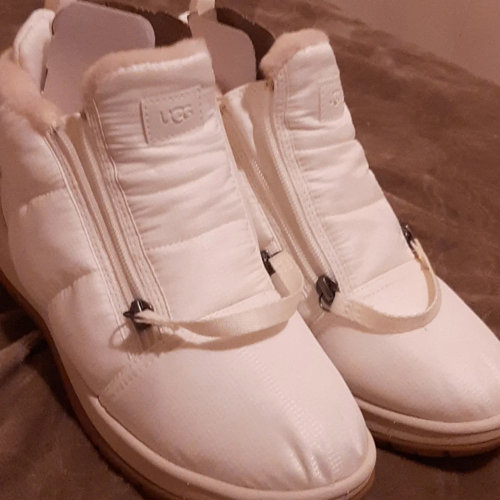 UGG *NEW* front zip winter boots - Picture 5 of 9